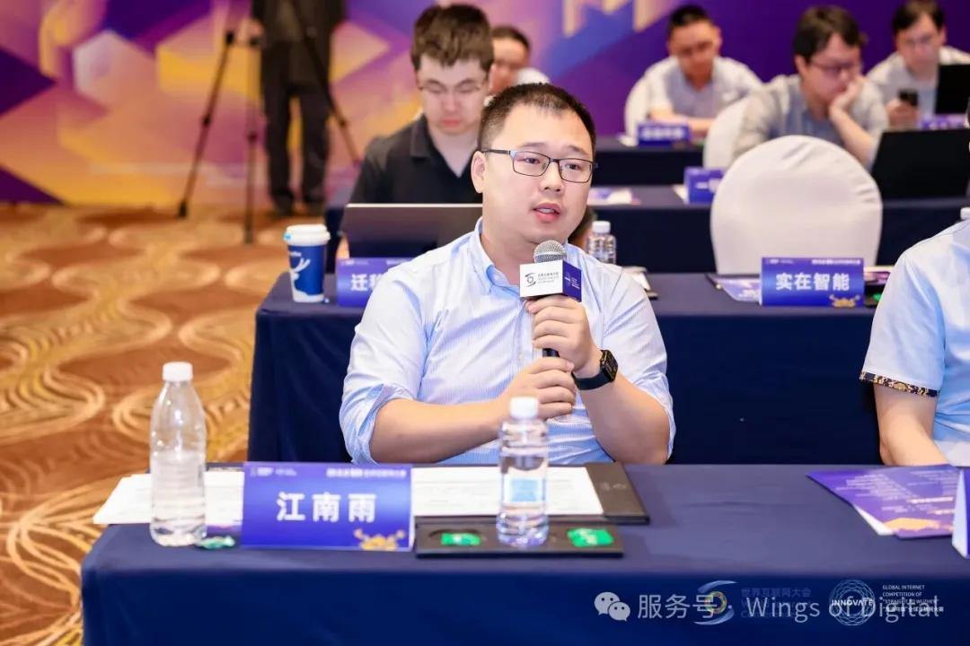2099424410724143104.webp 图片